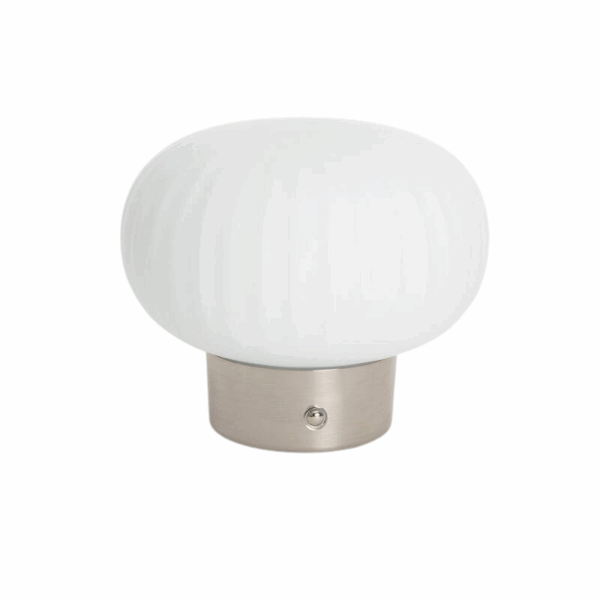 Compacte LED tafellamp met glazen bolkap en nikkel voet. Oplaadbaar via USB-C, 6 uur gebruiksduur, warm wit licht (2700K). Spatwaterdicht IP44.