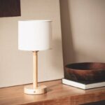Scandinavische tafellamp - LED - oplaadbaar - 26 cm hoog - hout met witte kap - Afbeelding 2